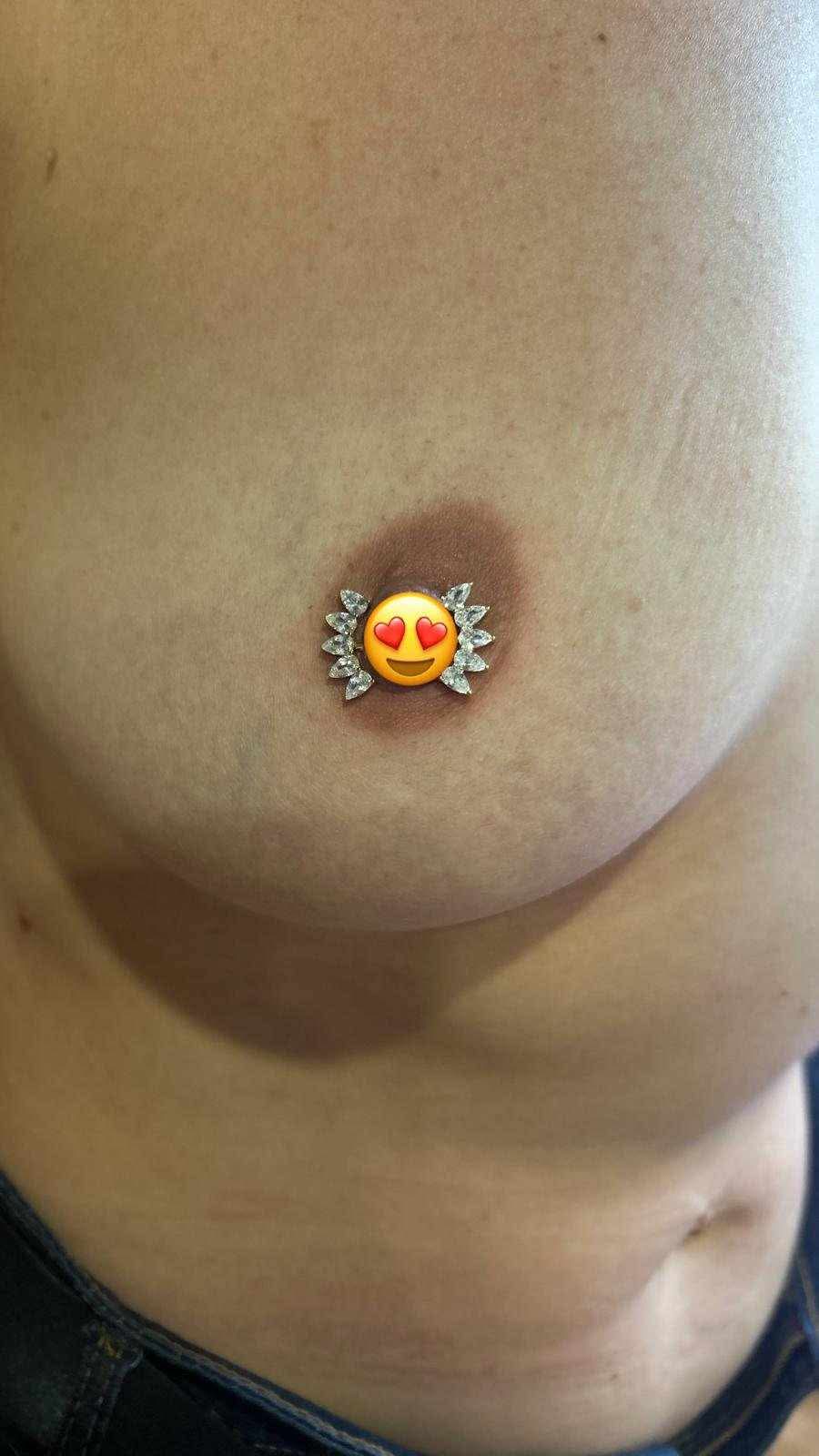 photo de piercing composition mamelon